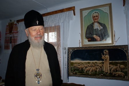 Любовь к народной песне митрополиту привила мама Феодосия Ивановна (на фото на стене).
