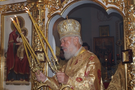 Митрополит Владимир благословил земляков в Свято-Архангело-Михайловском храме.