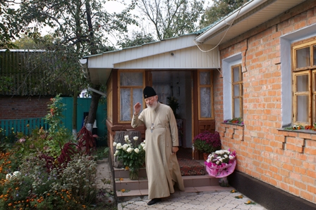 Отчий дом Блаженнейшего в Марковцах утопает в зелени и цветах.